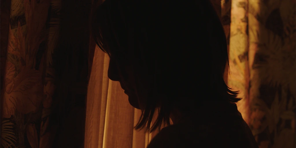 Ildikó (Nicole Marischka) deep in thought at night in the feature film »Auster«