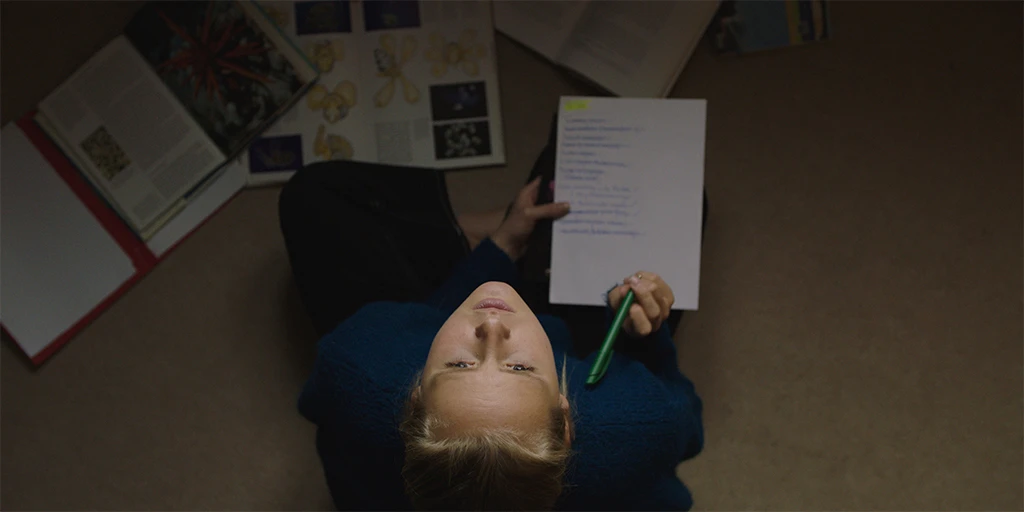 Ida (Lucie Hollmann) making a to-do list in the feature film »Auster«