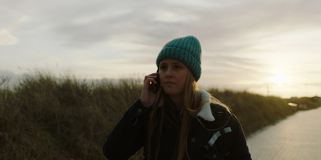 Ida (Lucie Hollmann) on the phone with Ildikó in the feature film »Auster«