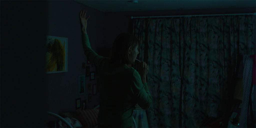 Ildikó (Nicole Marischka) brushing her teeth and dancing in the feature film »Auster«