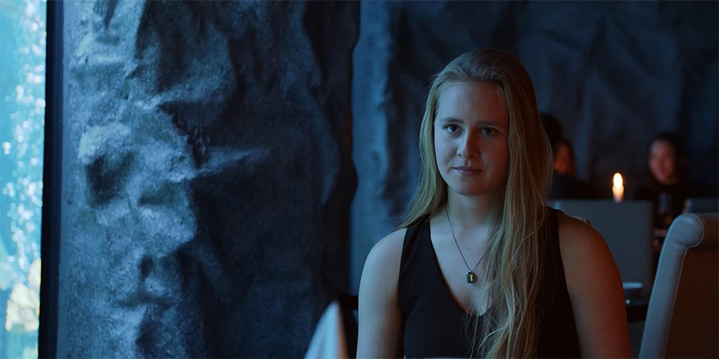 Ida (Lucie Hollmann) and Ildikó (Nicole Marischka) in an underwater restaurant in the feature film »Auster«