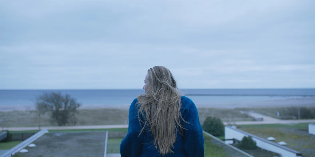 Ida (Lucie Hollmann) discovering freedom in distant Fehmarn in the feature film »Auster«.