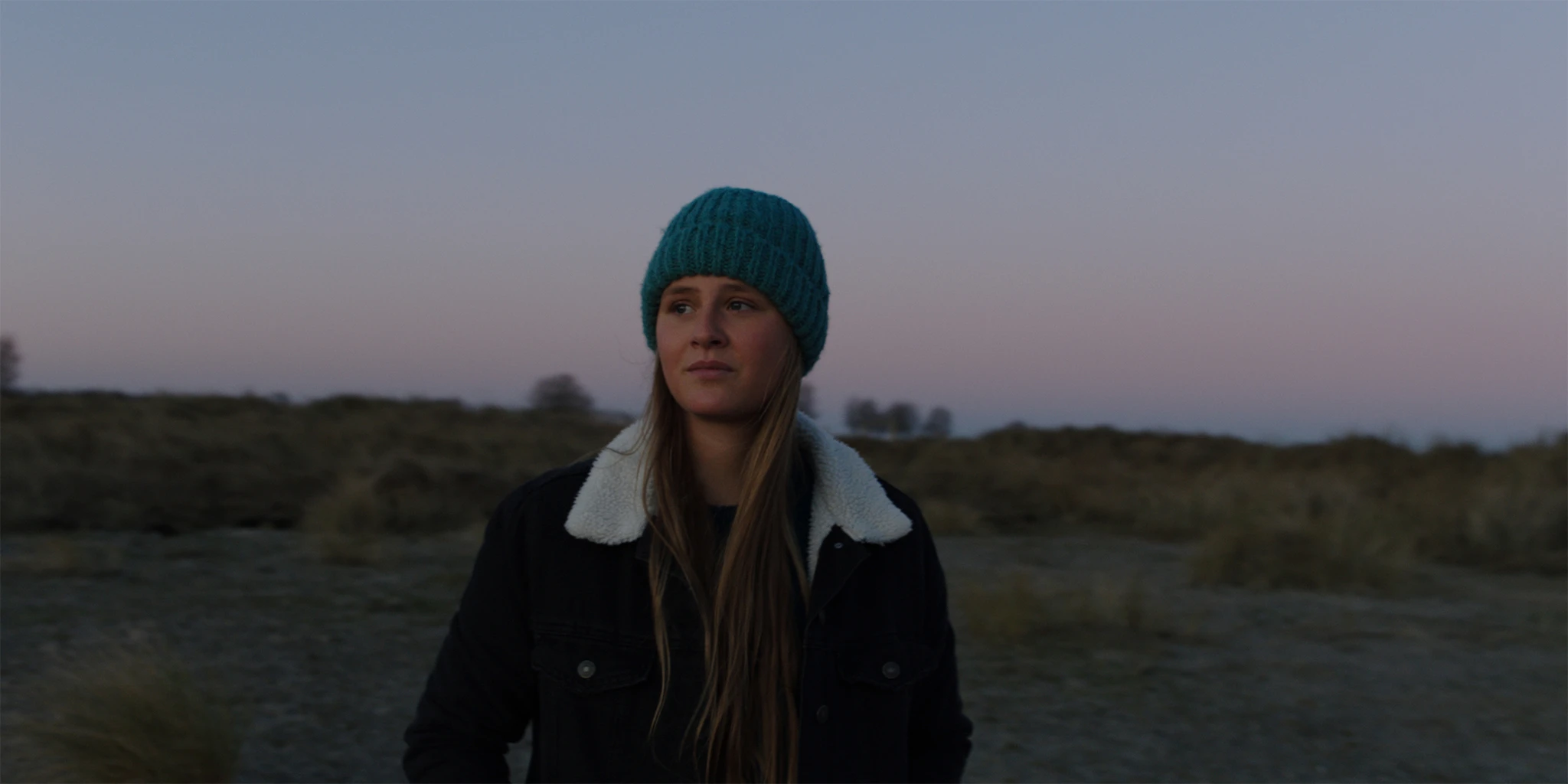 Ida (Lucie Hollmann) contemplating the dawn in the feature film »Auster«