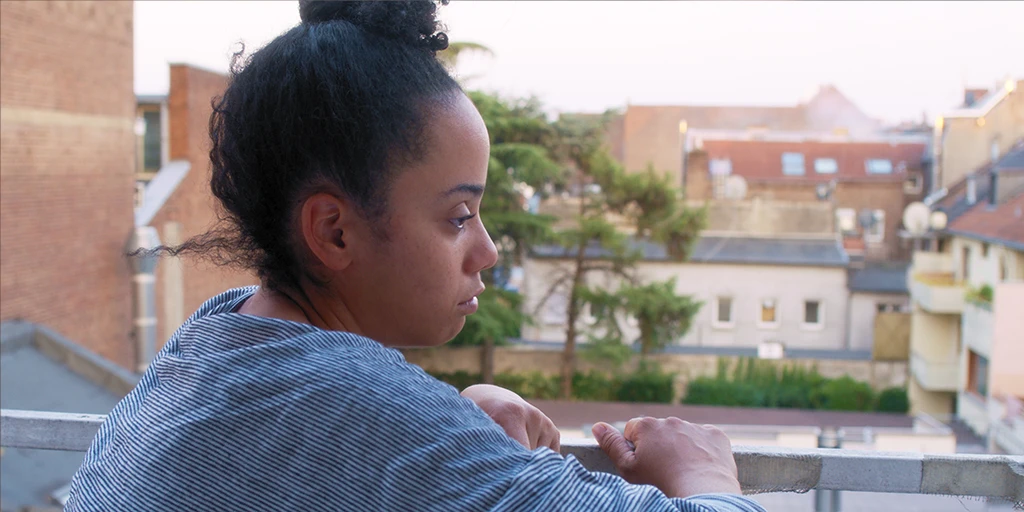 The protagonist of the film »The Mathematics of Things« sits in front of the window of her apartment on a fire escape and looks sideways into the courtyards of her neighborhood.